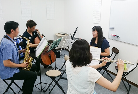 アンサンブルレッスンを受ける男女