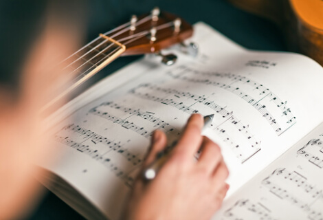楽譜を読む様子