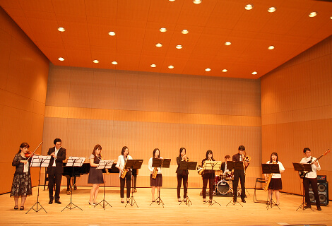 ホールで演奏をする様子