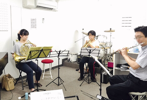 アンサンブルレッスンをする男女
