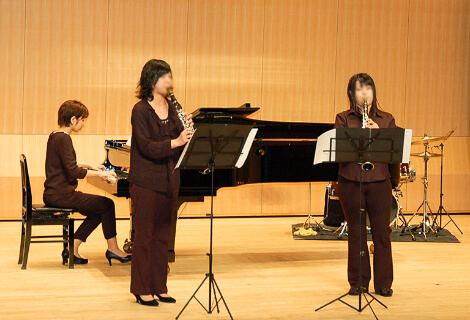 ホールで演奏する女性