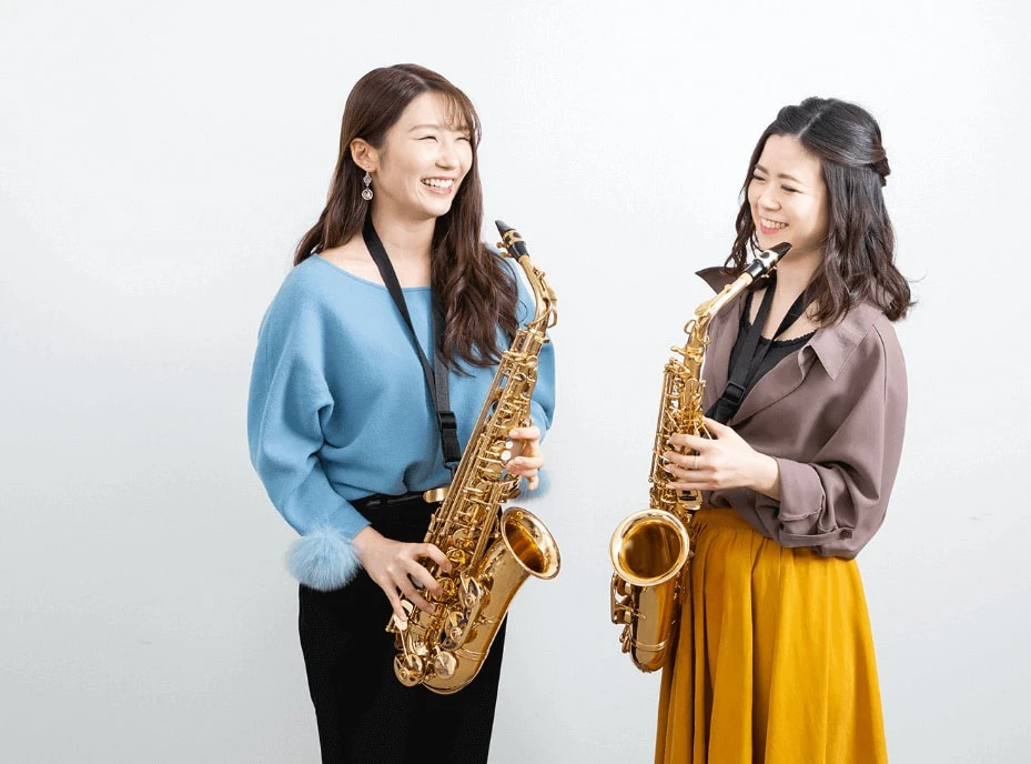 楽しそうにサックスを持つ女性