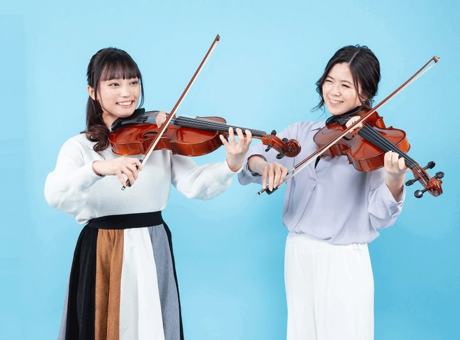 楽しそうにバイオリンを弾く女性