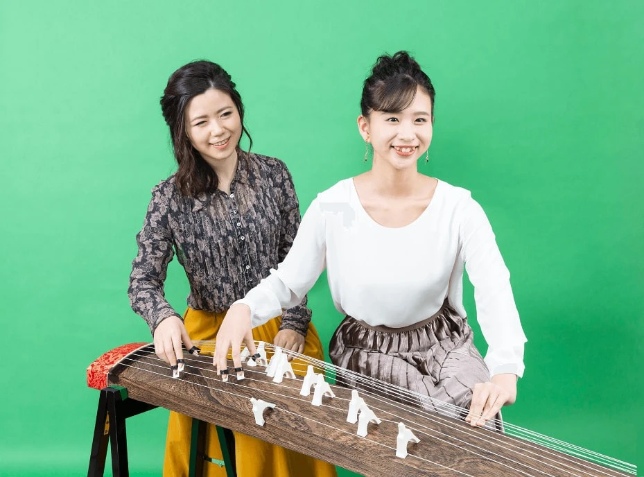 楽しそうにお琴を弾く女性