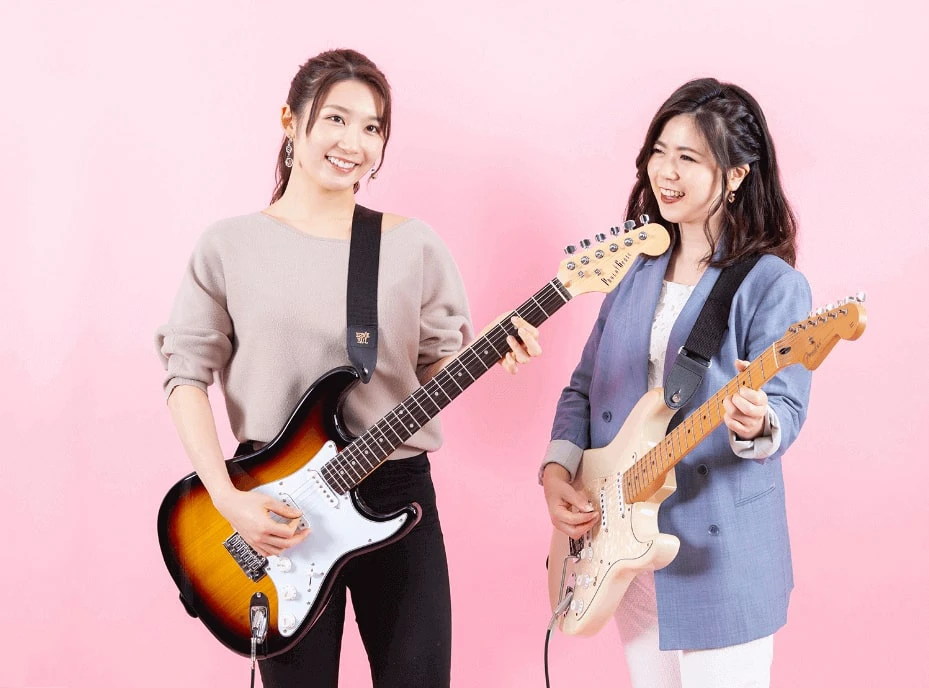 楽しそうにギターを弾く女性