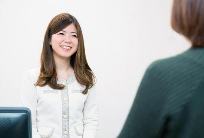 笑顔で接客をする女性の写真