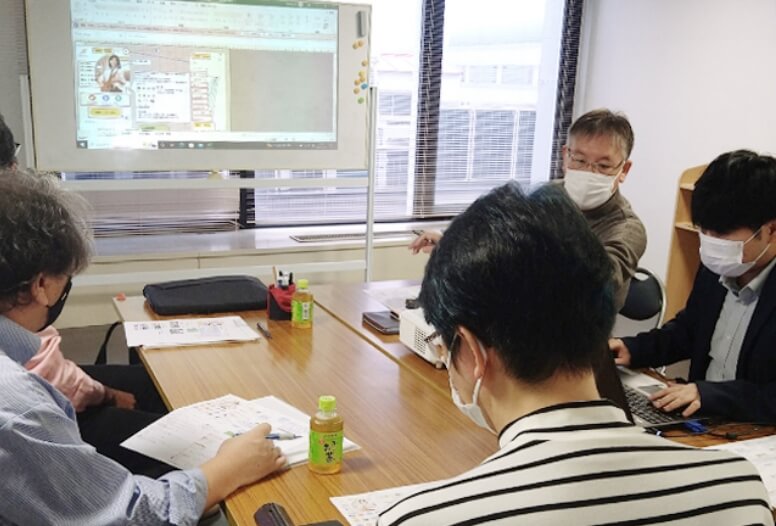 ITスタッフがミーティオングをしている様子