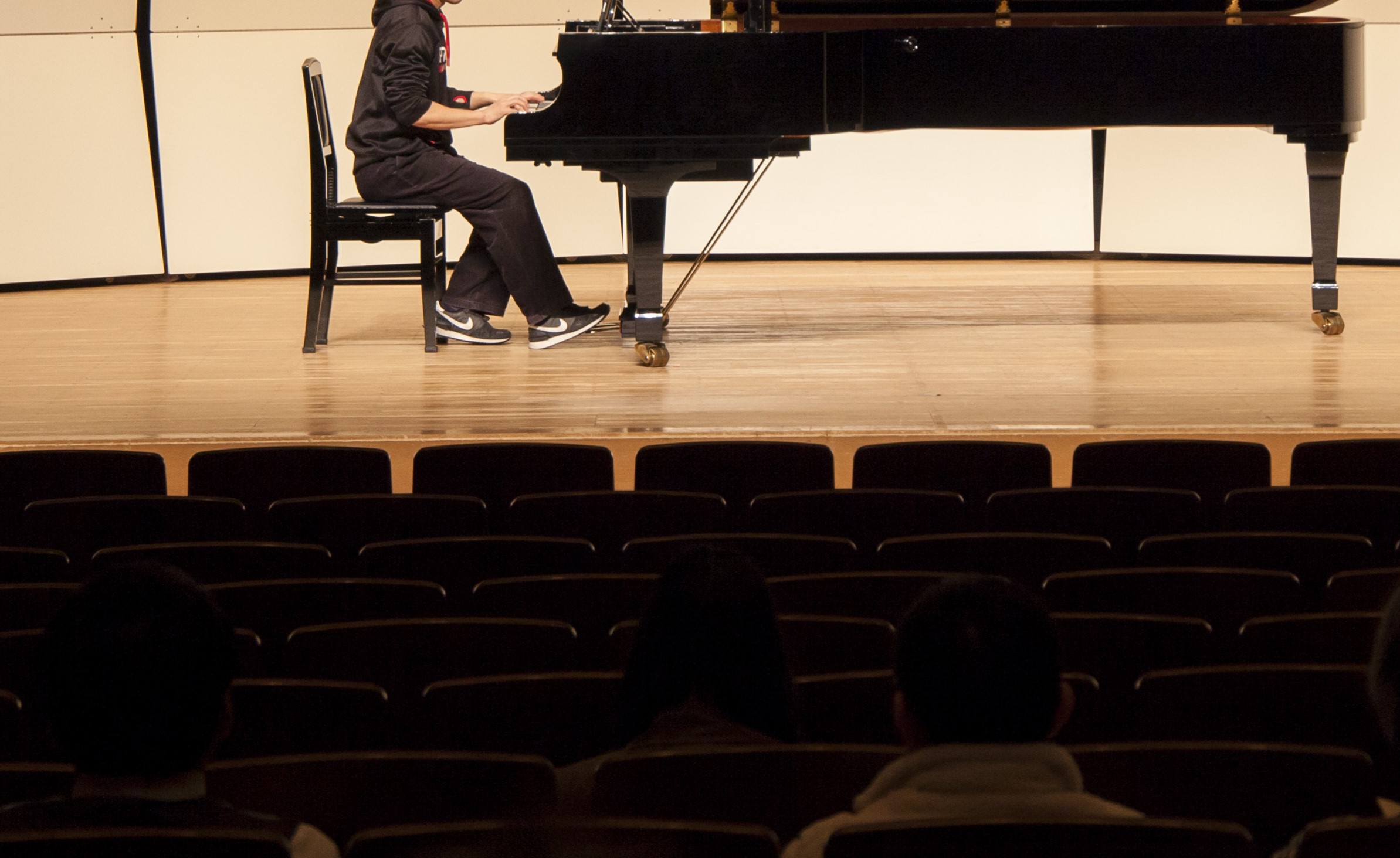 原始の鼓動、モダンの輝き：バルトークの「アレグロ・バルバロ」の探求