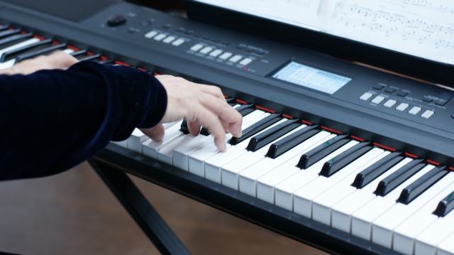キーボードとピアノの違いって？ 鍵盤の「重さ」が変える、タッチと上達の話