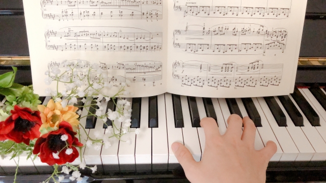 【解説】ブルグミュラー「つばめ」――空を舞うように美しく弾くピアノ演奏のコツ