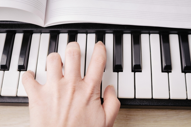 シェーンベルクのピアノ組曲作品25：12音技法を解き明かす音楽の冒険