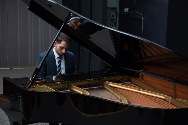 「夜空と月明かりの調べ: ドビュッシーの「月の光」のやさしい響き」