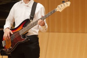 ベースを弾く姿勢