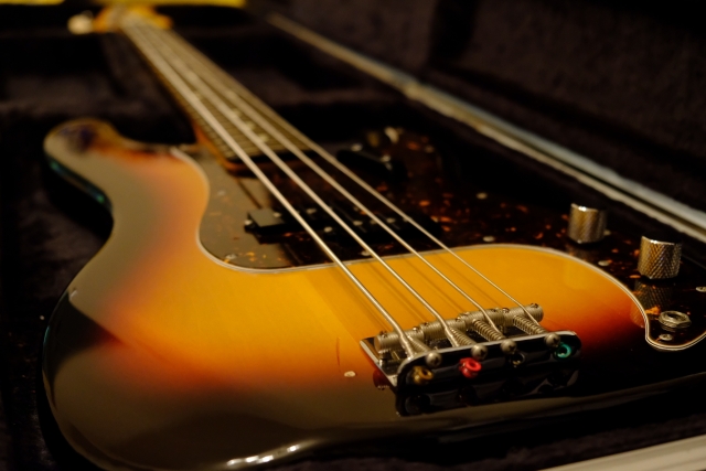 エレキベース：ジャズからロック、ファンク、レゲエまでの音楽ジャンルでの多彩な役割