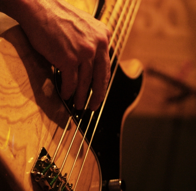 ピック弾き vs 指弾き：ベース奏法の違いと選び方