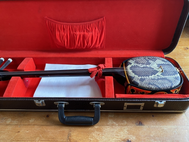 前編：匠の技が息づく – 三線製作の神髄を辿る