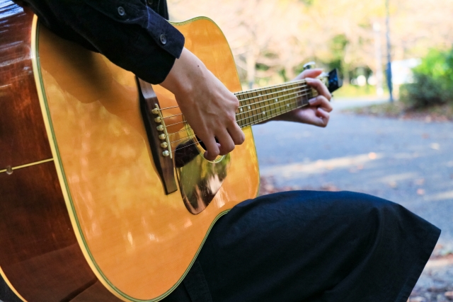 今こそアコギ！アコースティックギターの魅力と名曲ガイド