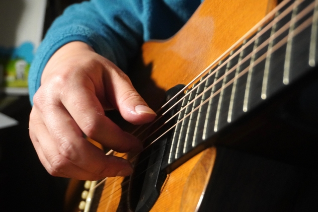 弦の語り手たち: ギター演奏の技術とスタイルを解き明かす