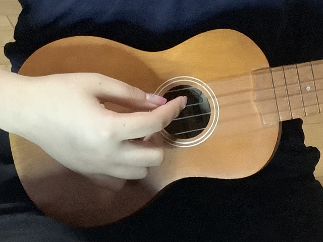 響き渡る芸術：職人の手によるウクレレ製作の旅