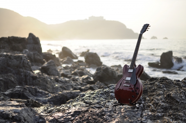 電撃の旋律: エレキギターが紡ぐ音楽ジャンルの融合（前編）