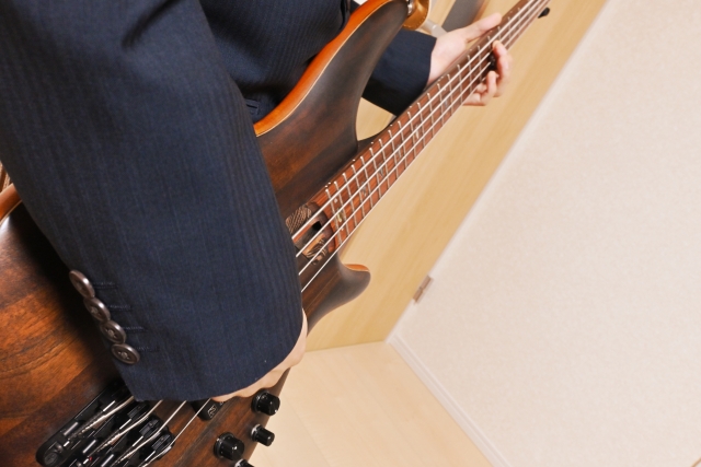 エレキベースを駆使した映画やアニメの音楽：物語を彩る低音の魔法