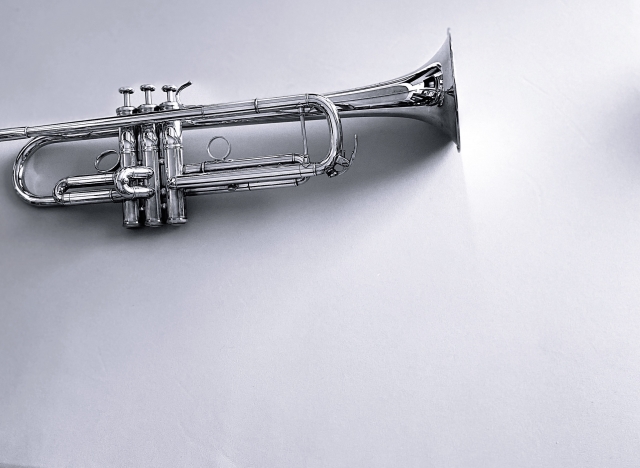 トランペットを演奏する際に必要な備品について