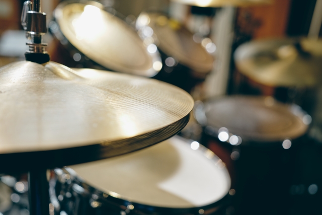 ドラムで差がつく！8ビートと16ビートの感覚練習法
