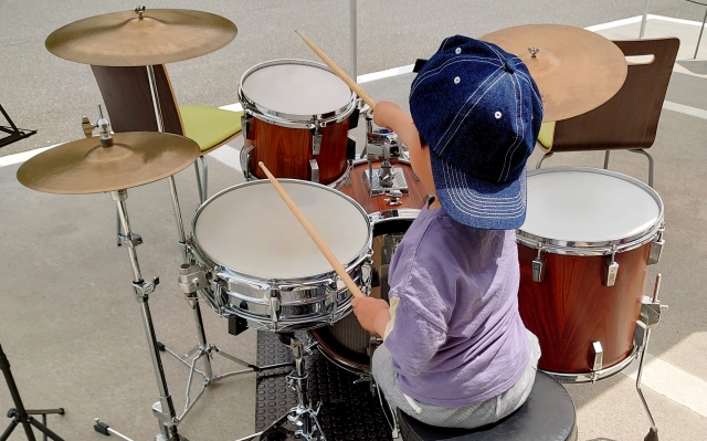 ドラム演奏を次のレベルへ：音楽教室で磨くスキルと独学の組み合わせ