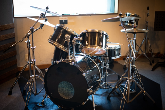 アコースティックドラムとデジタル音楽の融合：ハイブリッドドラムセットと新しい演奏形態