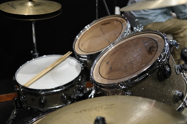 ドラム奏者のためのスティックの選び方とメンテナンス