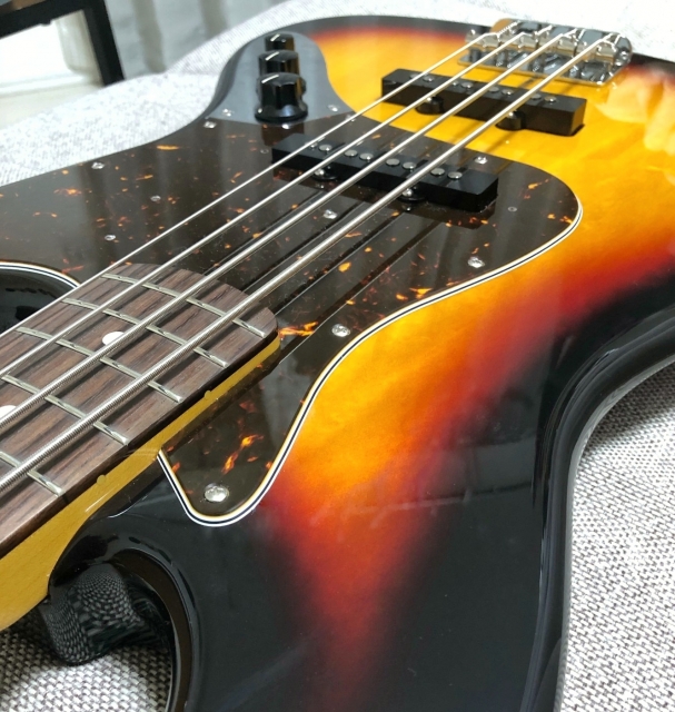 エレキベースの重要性: バンドサウンドにおける不可欠な役割とその裏側