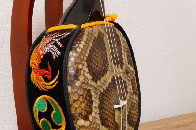 沖縄の心を奏でる：三線と伝統的な祭りの輝く瞬間