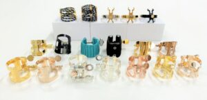 様々な素材でできたサックスのリガチャー