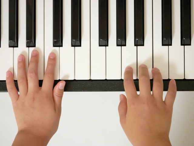 【手が小さい人必見】ピアノを簡単に弾けるコツを徹底解説！