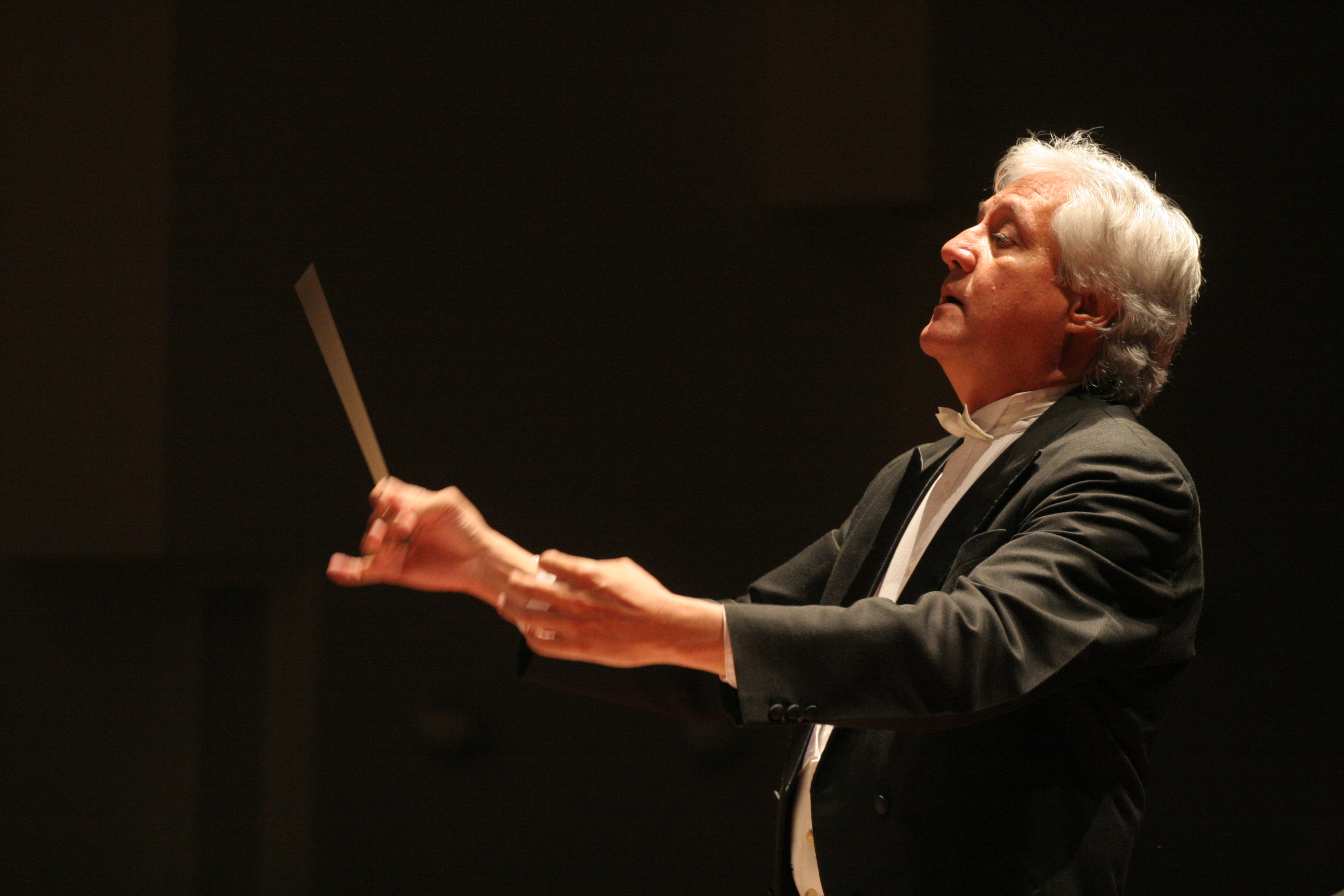 吹奏楽指揮者とは？教育の「顧問」と大人の「指揮者」